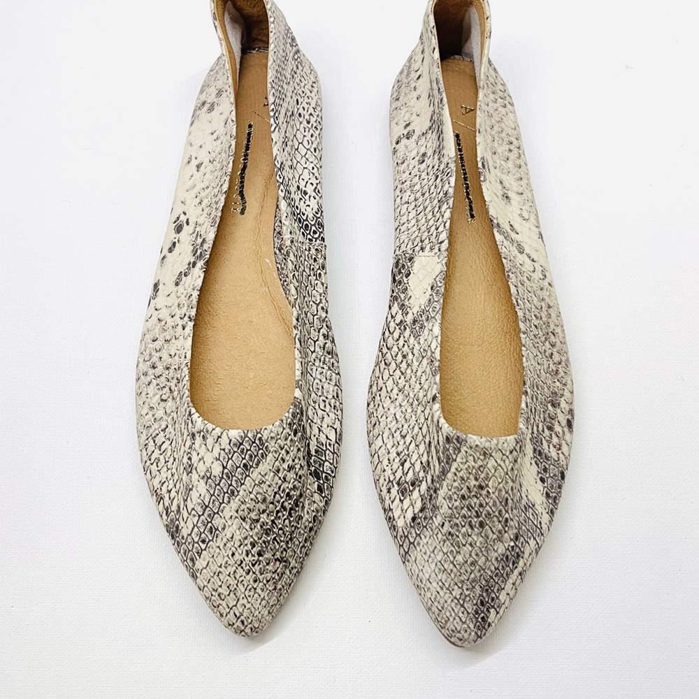 ANTHROPOLOGIE — SNAKE PRINT, POINTED TOE, BLACK & CREAM/WHITE FLATS, SIZE US 6